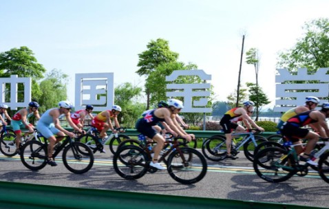 电竞竞技-两天吸金1.35亿！沱江边这座县城把赛事“玩”成了大生意｜有点意思·成都经济一线观察|金堂|铁人三项|金堂国际铁人三项赛|铁人三项世界杯赛|成渝双城_新浪新闻